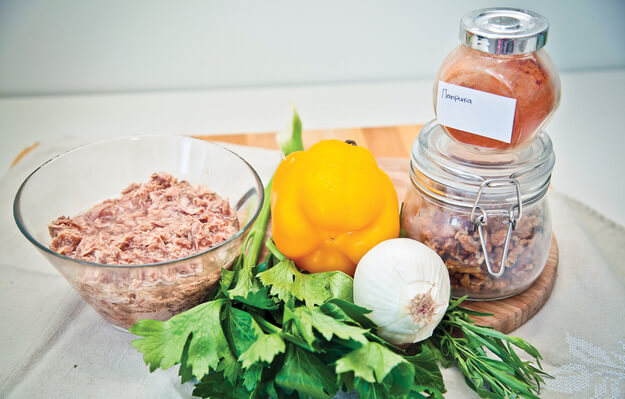 Приготовление - Пряный и наваристый суп из тунца с овощами и грецкими орехами - Шаг 1