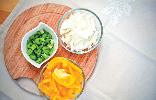 Приготовление - Пряный и наваристый суп из тунца с овощами и грецкими орехами - Шаг 2
