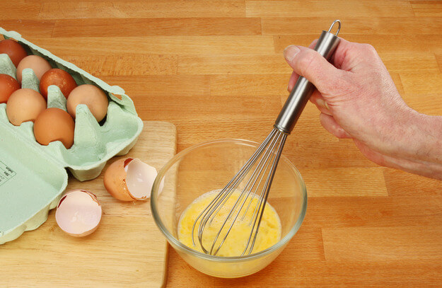 Приготовление - Вкусные  и пышные сырники к завтраку - Шаг 1