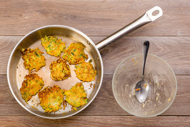 Приготовление - Рецепт оладьев из овощей: очень вкусные и полезные! - Шаг 5