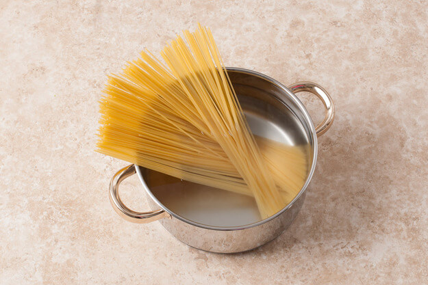 Приготовление - Итальянские спагетти «Карбонара» в домашних условиях - Шаг 1