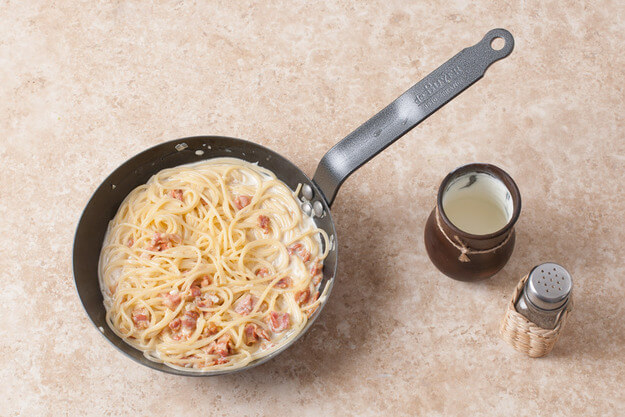 Приготовление - Итальянские спагетти «Карбонара» в домашних условиях - Шаг 5