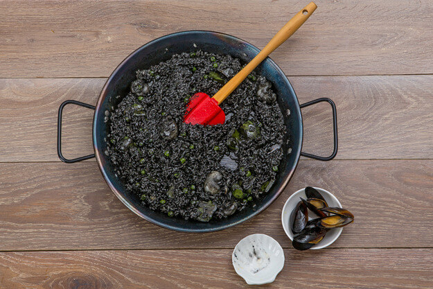 Приготовление - Как приготовить черный рис с морепродуктами в домашних условиях - Шаг 7