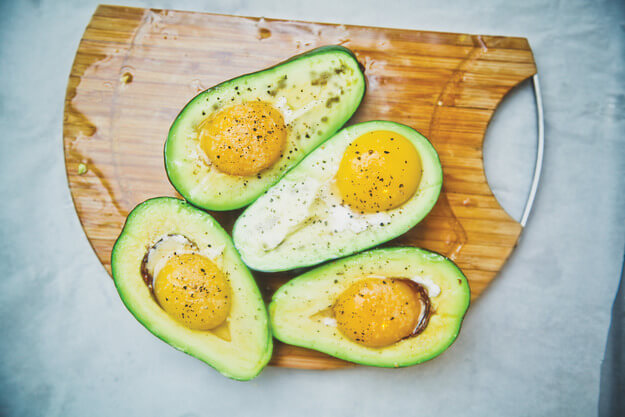Приготовление - Авокадо запеченное с яйцом. Божественный вкус! - Шаг 4