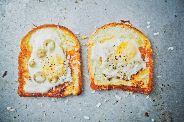 Приготовление - Яйца в тостах с оливками и соленым сыром - Шаг 5