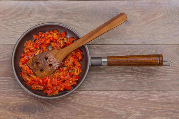 Приготовление - Яичница с овощами и сыром сулугуни - сытный завтрак для всей семьи! - Шаг 4