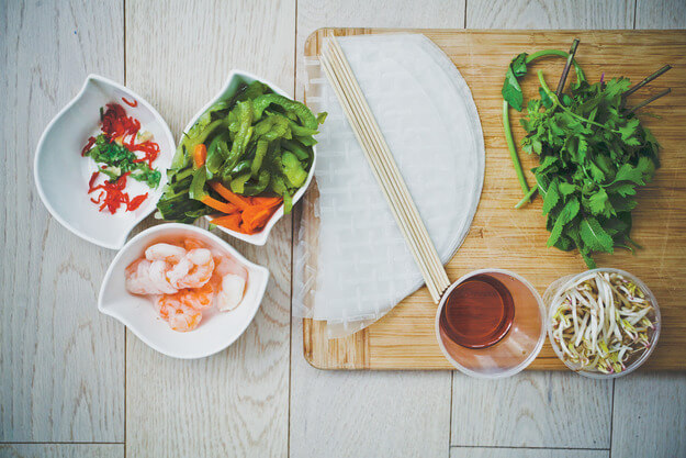 Приготовление - Спринг-роллы с морепродуктами, овощами и пряным соусом - Шаг 1