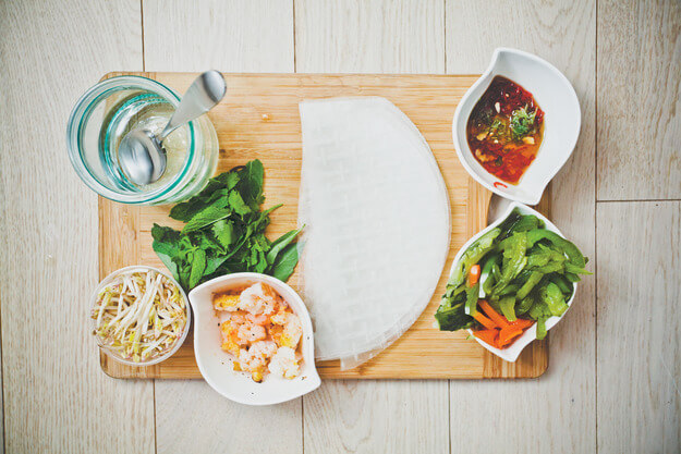 Приготовление - Спринг-роллы с морепродуктами, овощами и пряным соусом - Шаг 6