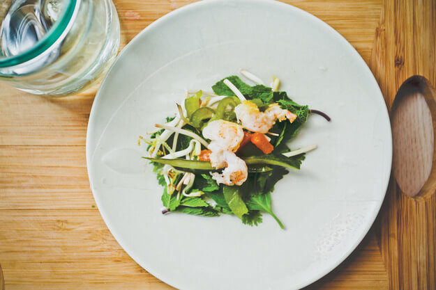 Приготовление - Спринг-роллы с морепродуктами, овощами и пряным соусом - Шаг 7