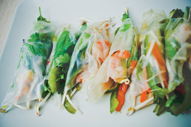 Приготовление - Спринг-роллы с морепродуктами, овощами и пряным соусом - Шаг 8