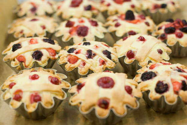 Приготовление - Итальянские пирожные со свежими ягодами и рикоттой в домашних условиях - Шаг 9