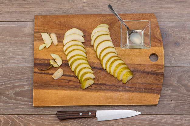 Приготовление - Салат на скорую руку с сыром рокфор и грушами - Шаг 4