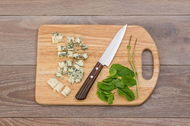Приготовление - Салат на скорую руку с сыром рокфор и грушами - Шаг 2