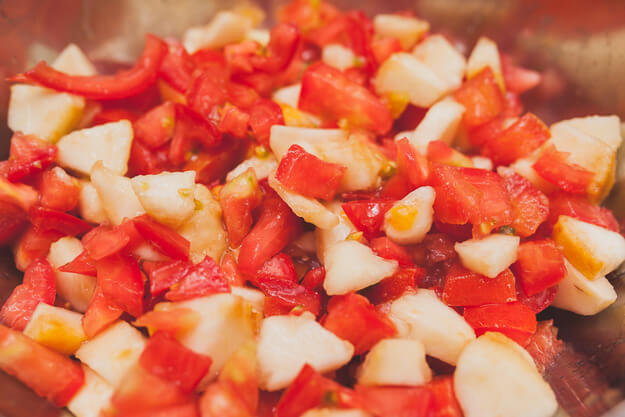 Приготовление - Быстрый салат с помидорами, грушей и заправкой крем-бальзамик - Шаг 2