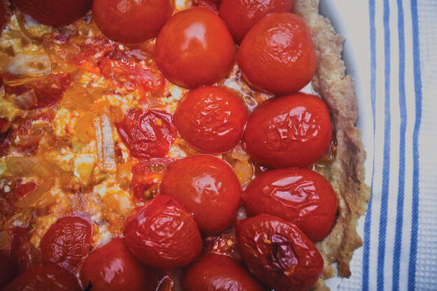 Приготовление - Открытый домашний пирог с козьим сыром и помидорами черри - Шаг 7
