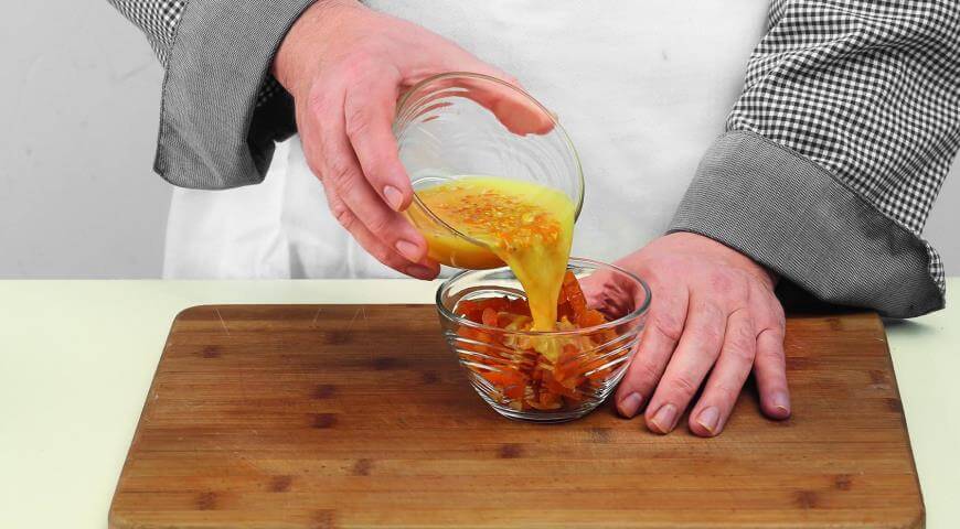 Приготовление - Как приготовить в домашних условиях вкусные булочки «Вертушки» с сухофруктами - Шаг 5