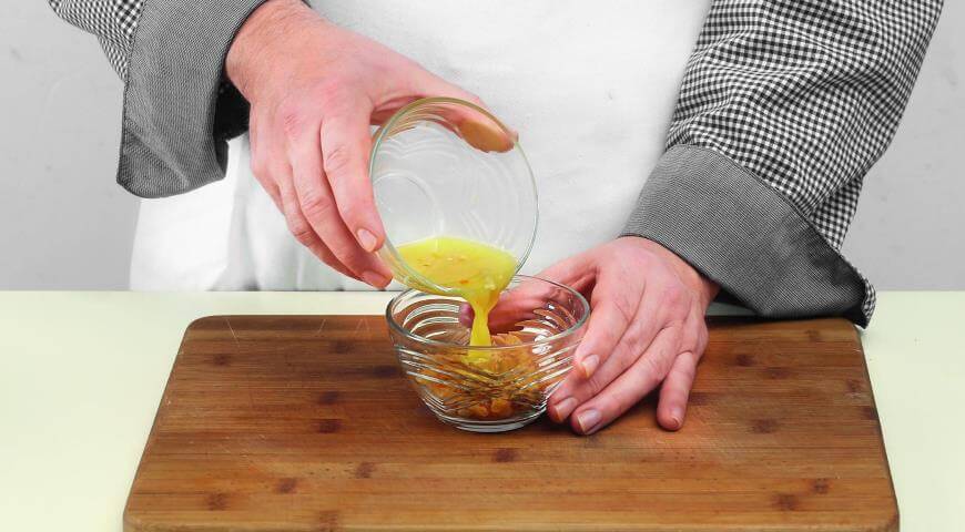 Приготовление - Как приготовить в домашних условиях вкусные булочки «Вертушки» с сухофруктами - Шаг 7