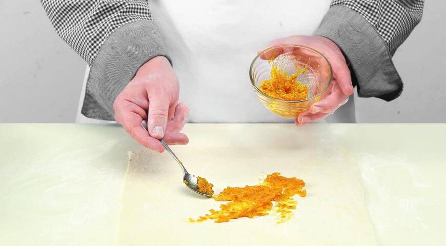 Приготовление - Как приготовить в домашних условиях вкусные булочки «Вертушки» с сухофруктами - Шаг 9
