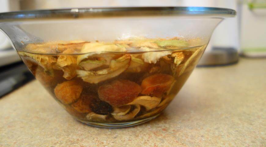 Приготовление - Рецепт вкусного пирога с сухофруктами и брусникой в домашних условиях - Шаг 11