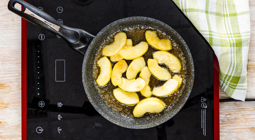 Приготовление - Рецепт постного пирога с яблоками и пряностями на пару - Шаг 2