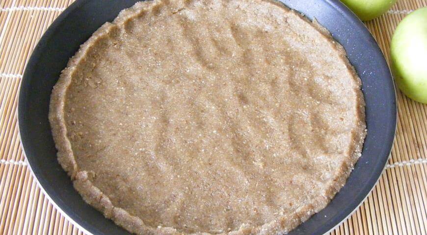 Приготовление - Рецепт постного пирога с яблоками и финиками - Шаг 4