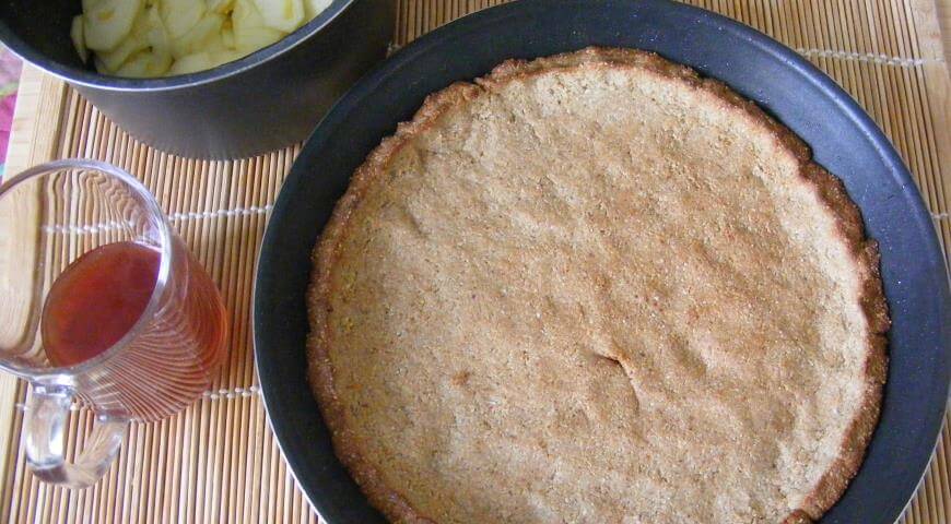 Приготовление - Рецепт постного пирога с яблоками и финиками - Шаг 8