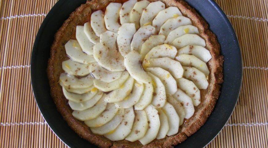 Приготовление - Рецепт постного пирога с яблоками и финиками - Шаг 9