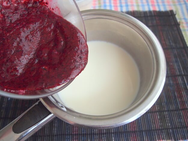 Приготовление - Аппетитная панна-котта на агар-агаре из ягод смородины - Шаг 4