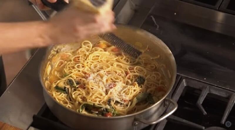Приготовление - Как приготовить настоящую итальянскую пасту с сыром и базиликом - Шаг 6