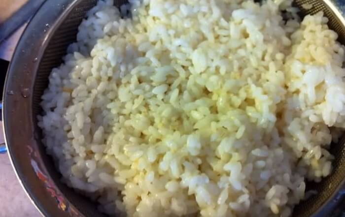 Приготовление - Рецепт приготовления необычного закрытого пирога с рисом и изюмом - Шаг 3