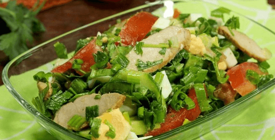 Салат с черемшой, овощами и жареным мясом