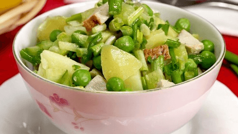 Салат с черемшой, картофелем и мясом