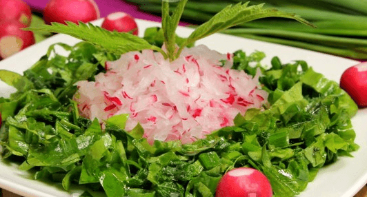 Рецепт весеннего салата из крапивы с черемшой, щавелем и редисом