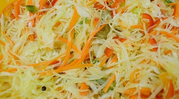 Простой рецепт маринованного салата из капусты