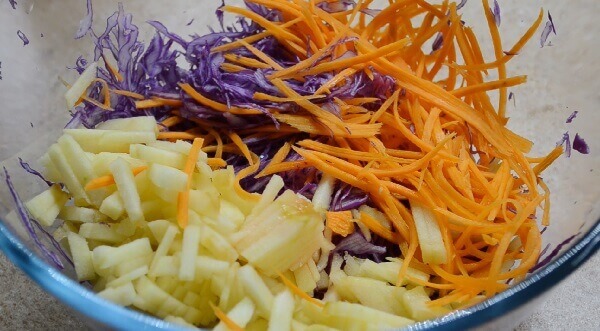 Витаминный салат из моркови и яблока