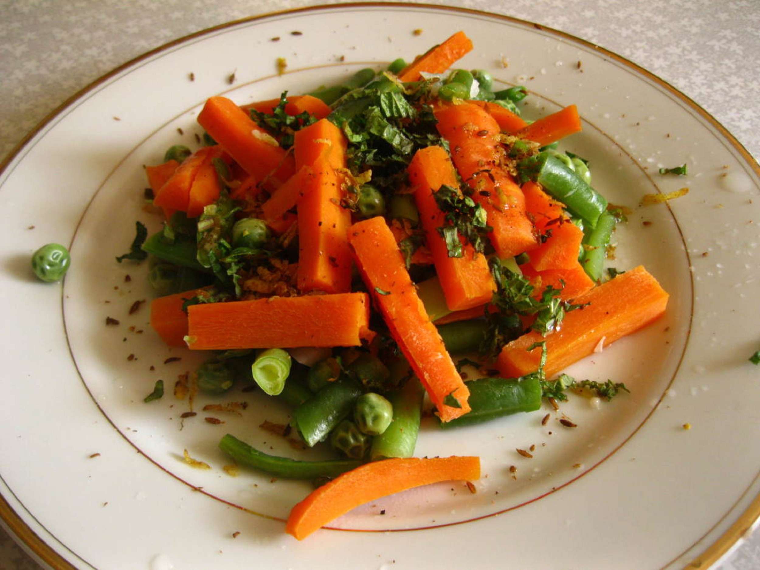 Тёплый салат с стручковой фасолью и морковью