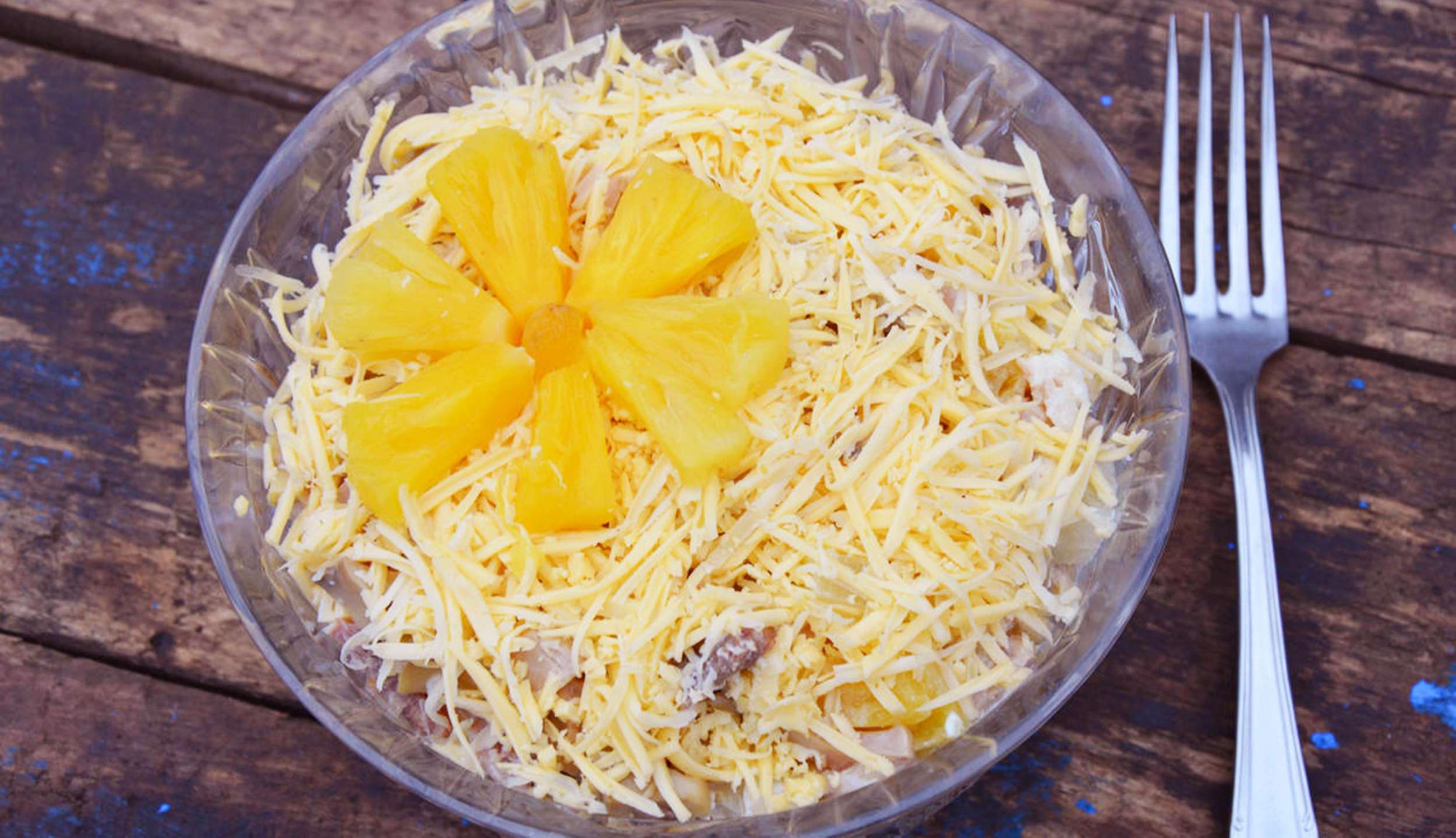 Вкусный салат «Солнышко» с ананасом и грибами 