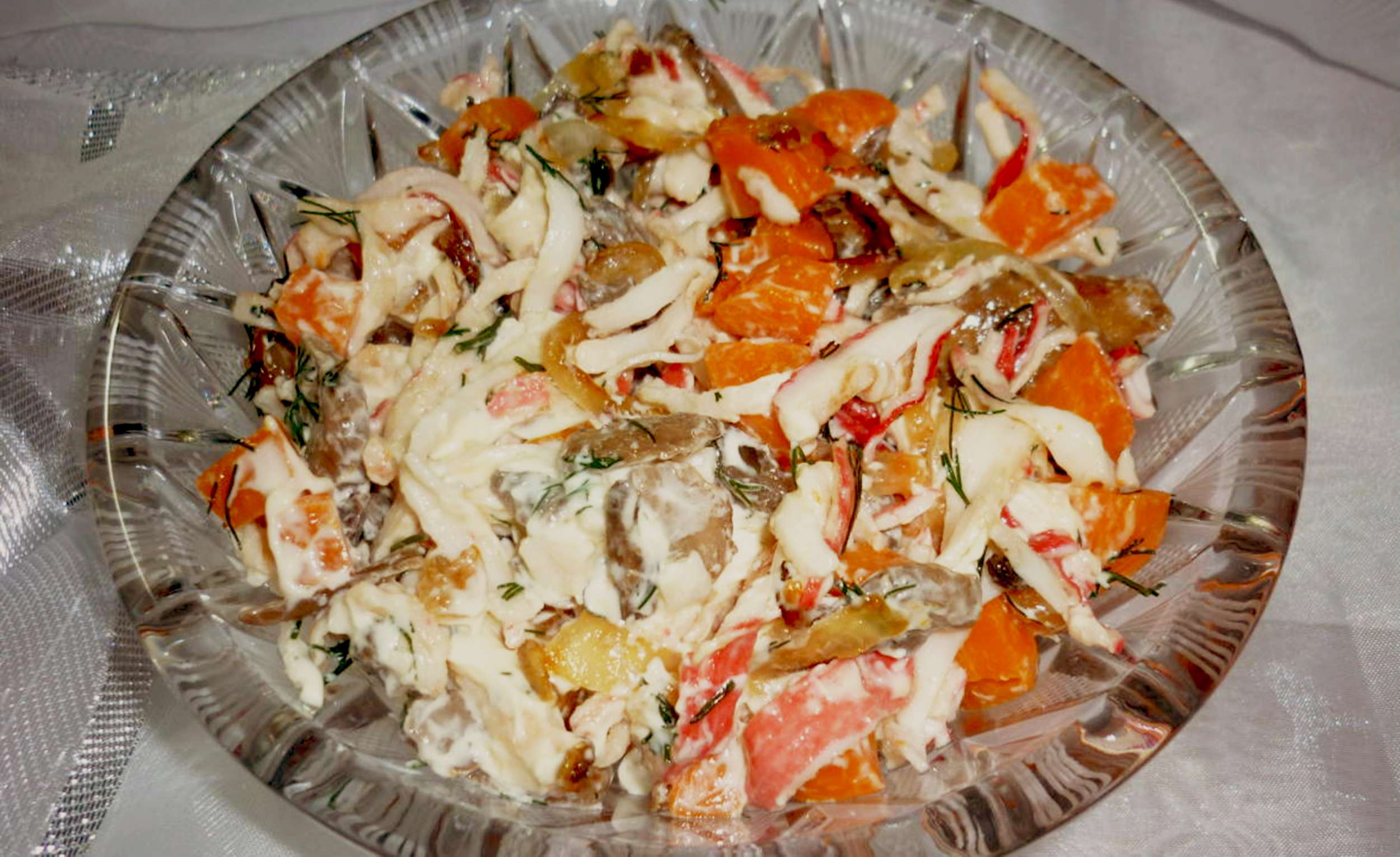 Сочный салат «Нежность» с жаренными грибами и крабовыми палочками 