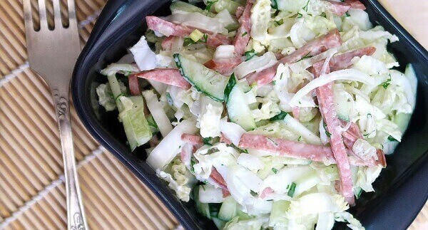 Салат с гренками и капустой