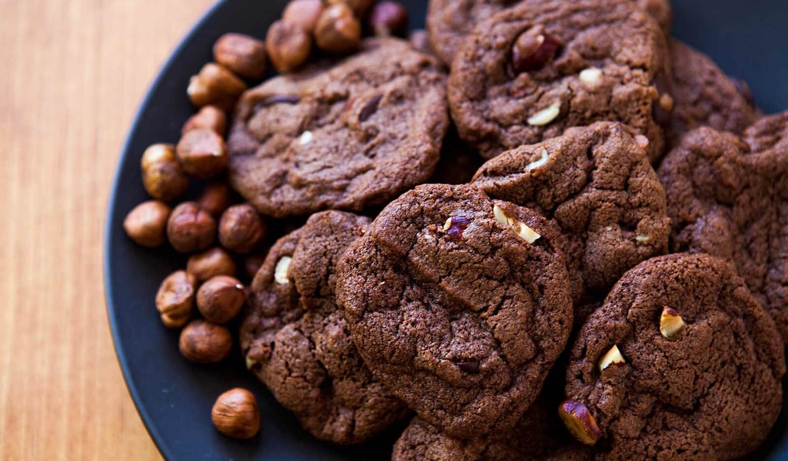 Печенье шоколадное с орехами