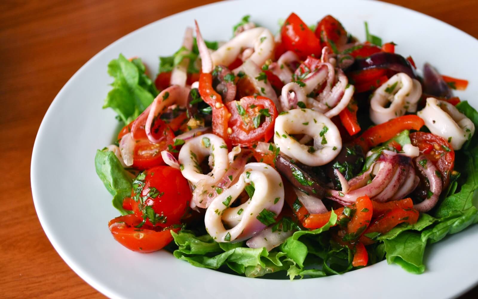 Салат с кальмарами и шампиньонами – пикантно, необычно и вкусно