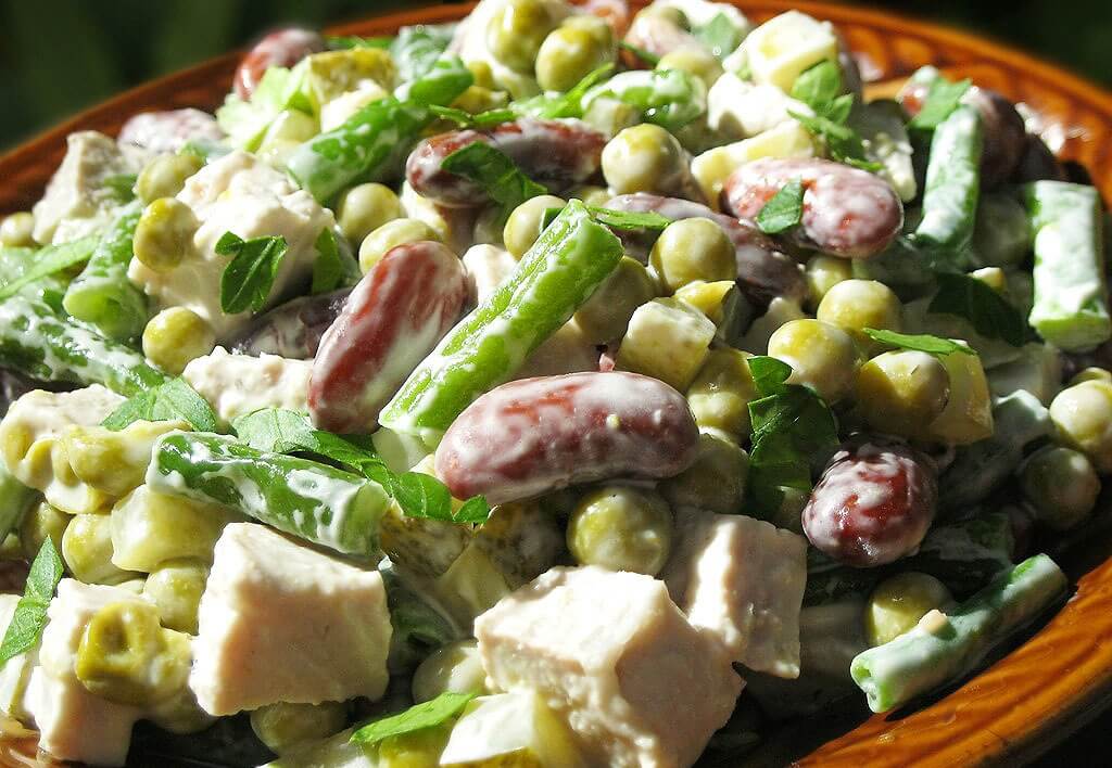 Салат с курицей и солёными огурцами — рецепт с фото пошагово