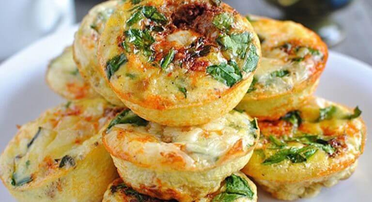 200 г творога, 2 яйца, 50 г сыра, немного овощей и вкуснейшие закусочные маффины готовы!