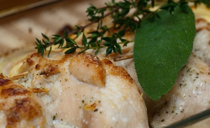 Ароматная и сочная куриная грудка с весьма необычным, но в то же время простым наполнением!