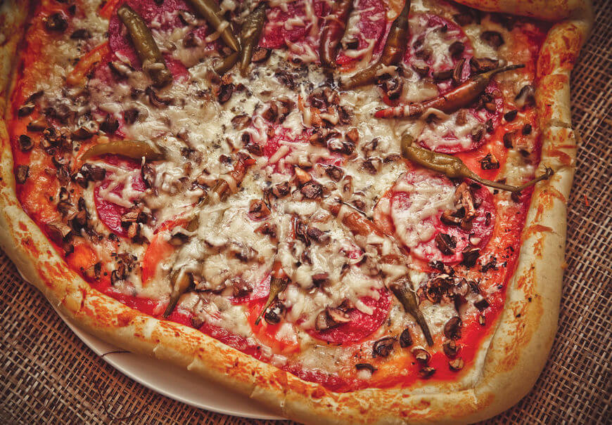 Быстрый рецепт: домашняя пицца с колбасой и грибами за 15 минут!