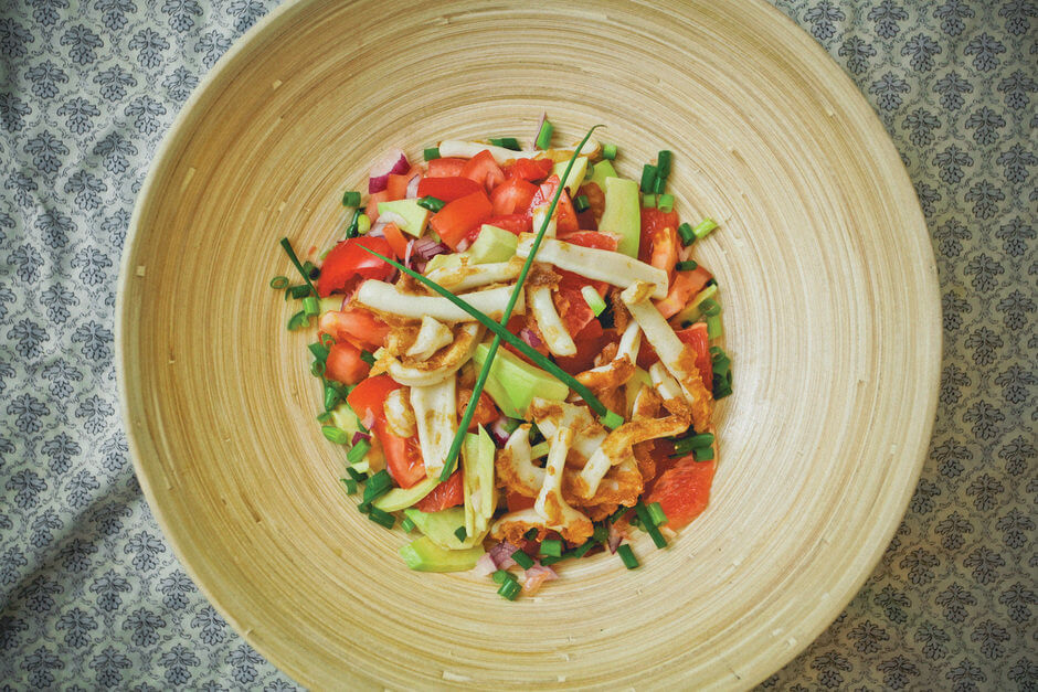 Быстрый салат со свежими овощами и кальмарами
