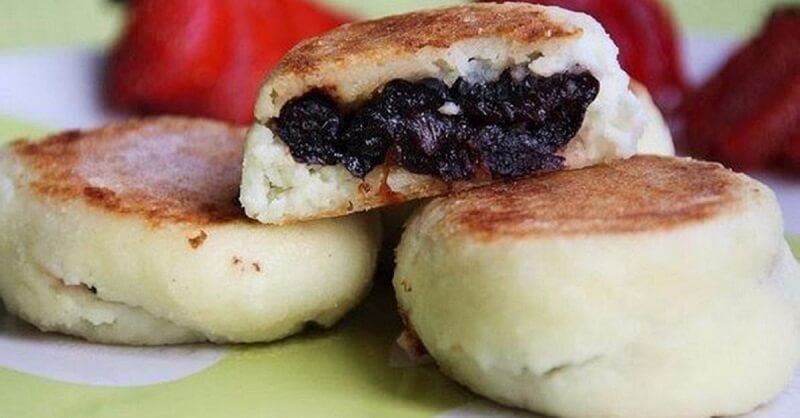 Диетические сырники с черносливом и корицей