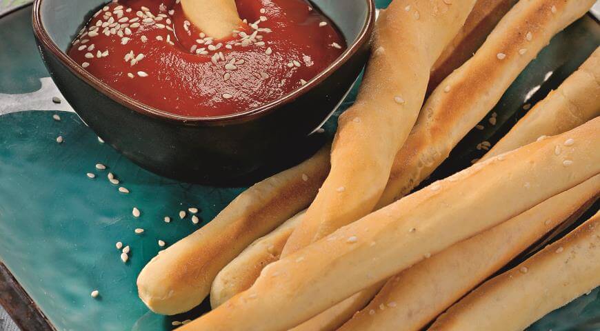 Домашние хлебные палочки с ароматной паприкой и семечками кунжута