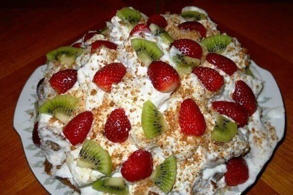 Домашний бисквитный торт с кремом и свежими ягодами