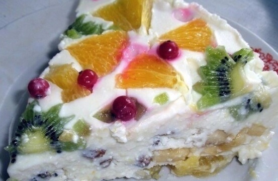 Домашний творожный торт без выпечки со свежими фруктами